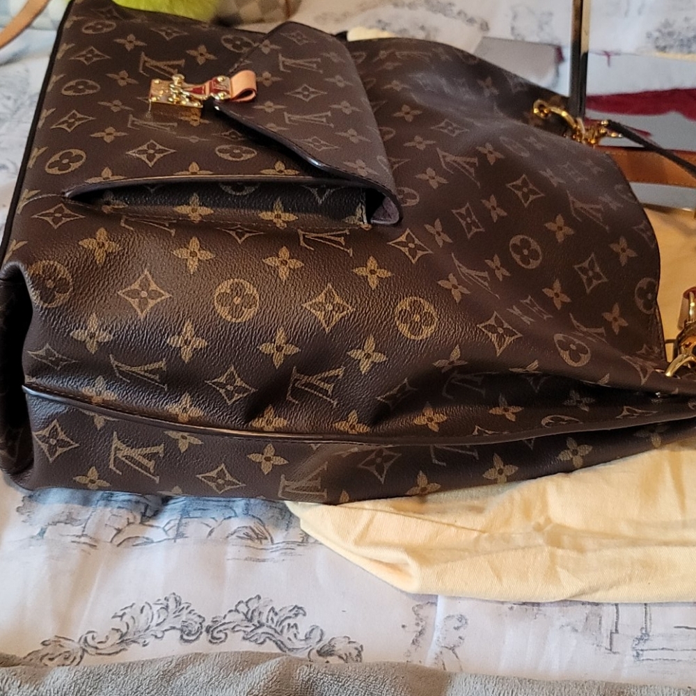 ⚘️Beautiful Louis Vuitton Metis Hobo⚘️ - Picture 6 of 16